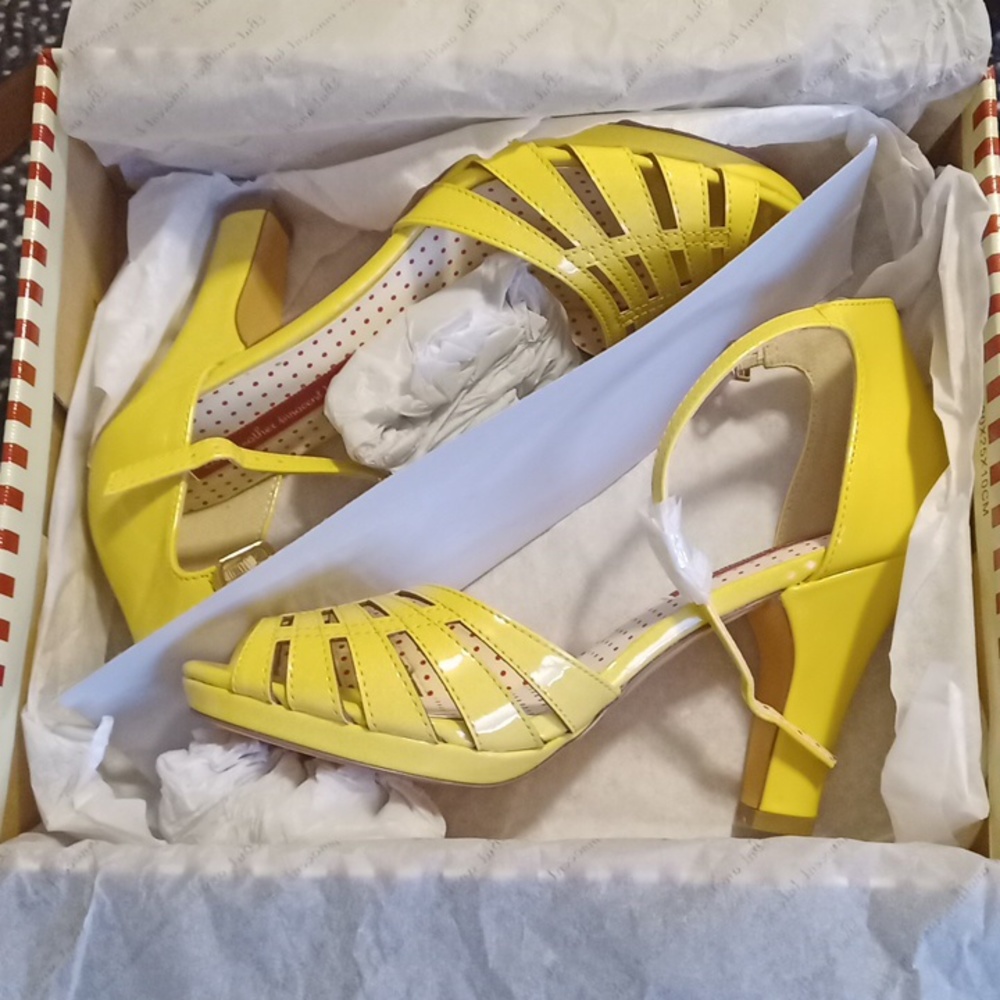 B.A.I.T. Footwear Lady Heels, size 9  Canary Yellow